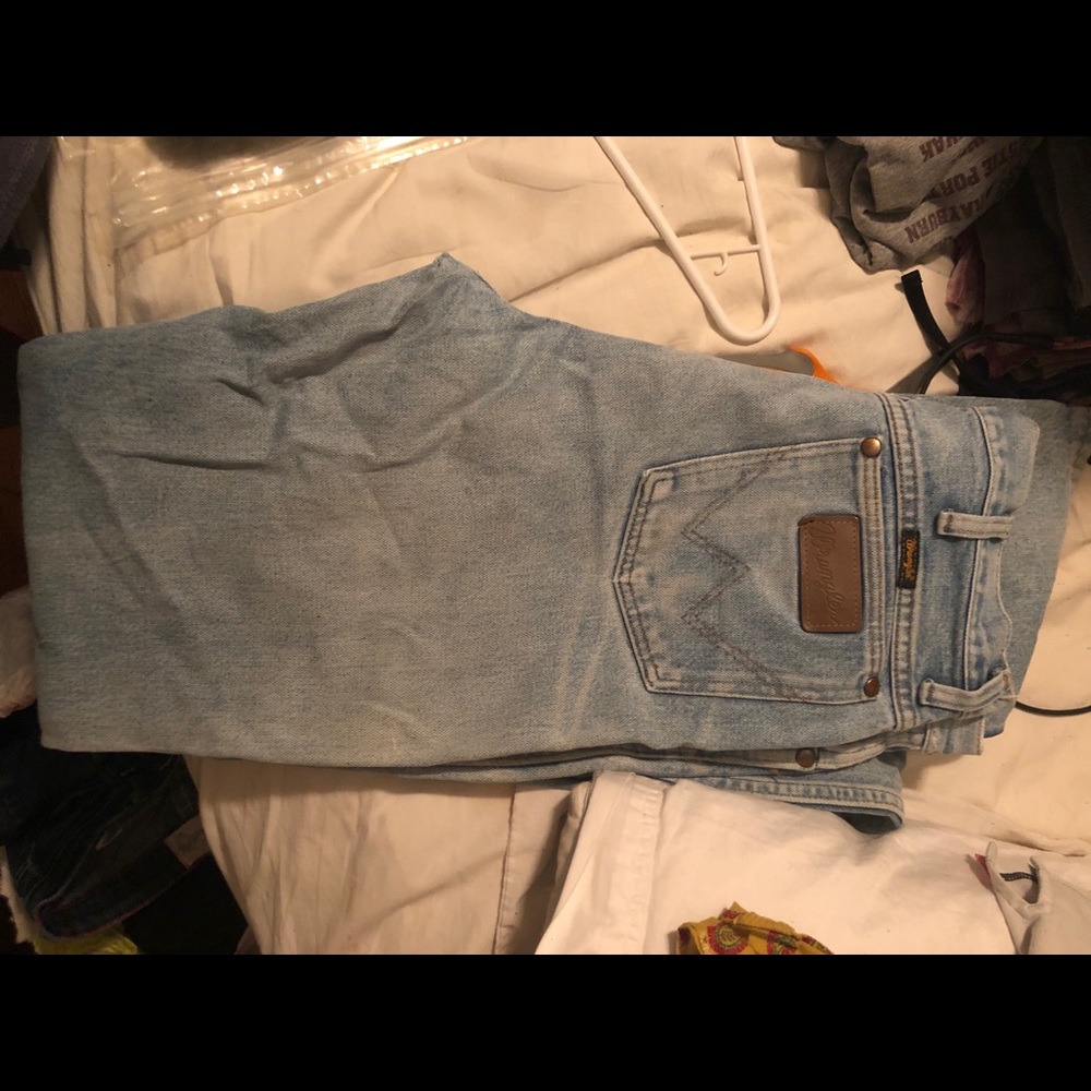 Wrangler 34x38 cowboy cut, slim fit. Light wash